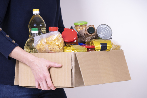 Symbolbild Kiste mit Lebensmittelspenden / iStock/vejaa Symbolbild Kiste mit Lebensmittelspenden