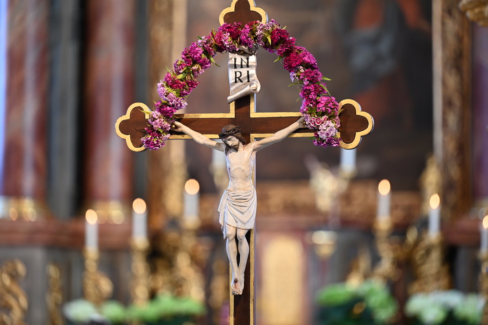 Mit Blumen geschmücktes Kreuz