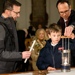 Friedenslicht in Wien angekommen / Erzdiözese Wien/ Schönlaub, Stephan Schönlaub