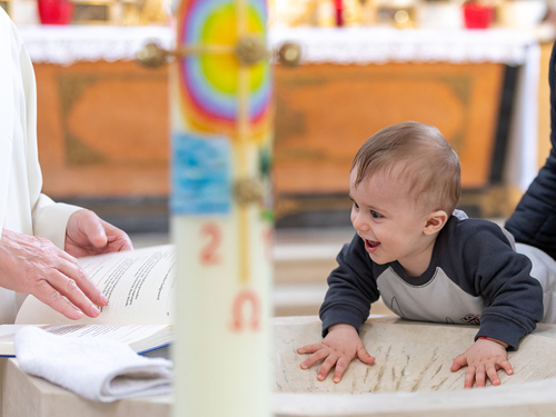 Die Taufe ist das erste Sakrament. Durch sie wird ein Mensch in die Glaubensgemeinschaft der Christen aufgenommen. Das Sakrament hat seinen Ursprung in der Taufe Jesu durch Johannes im Fluss Jordan. In der Taufe bezeichnet das Wasser sowohl für den T